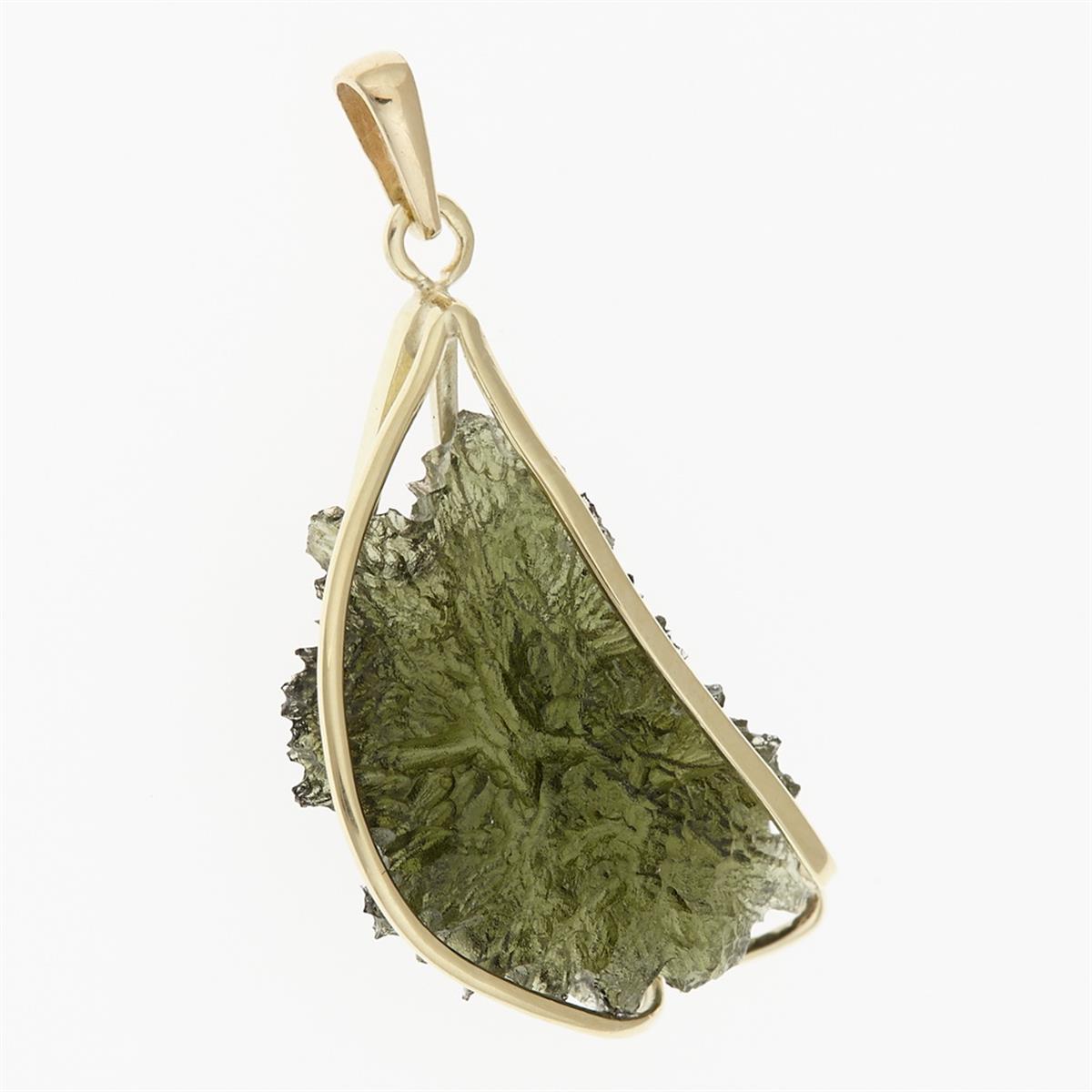 Golden pendant with a moldavite 9513