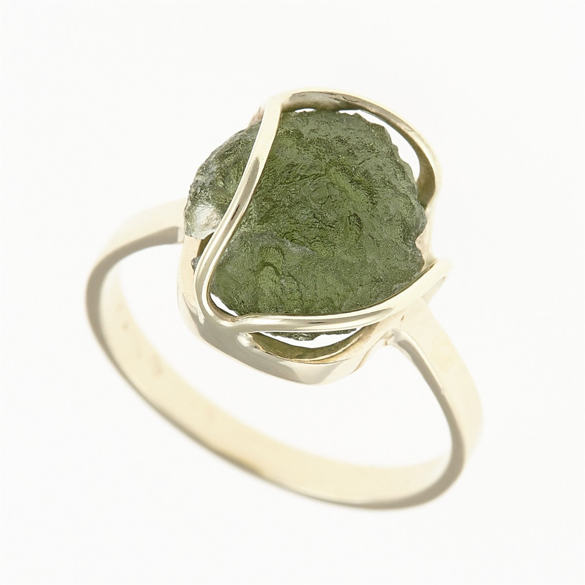 Anello in oro giallo con moldavite grezza verde oliva dal profilo irregolare e superficie corrosa
