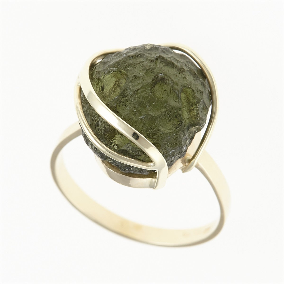Anello in oro giallo con moldavite grezza verde oliva di Kroclov trattenuta da due nastri diagonali