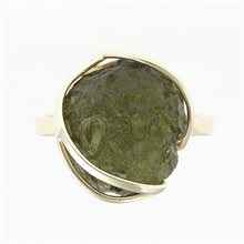 Anello d'oro con moldavite 25-003