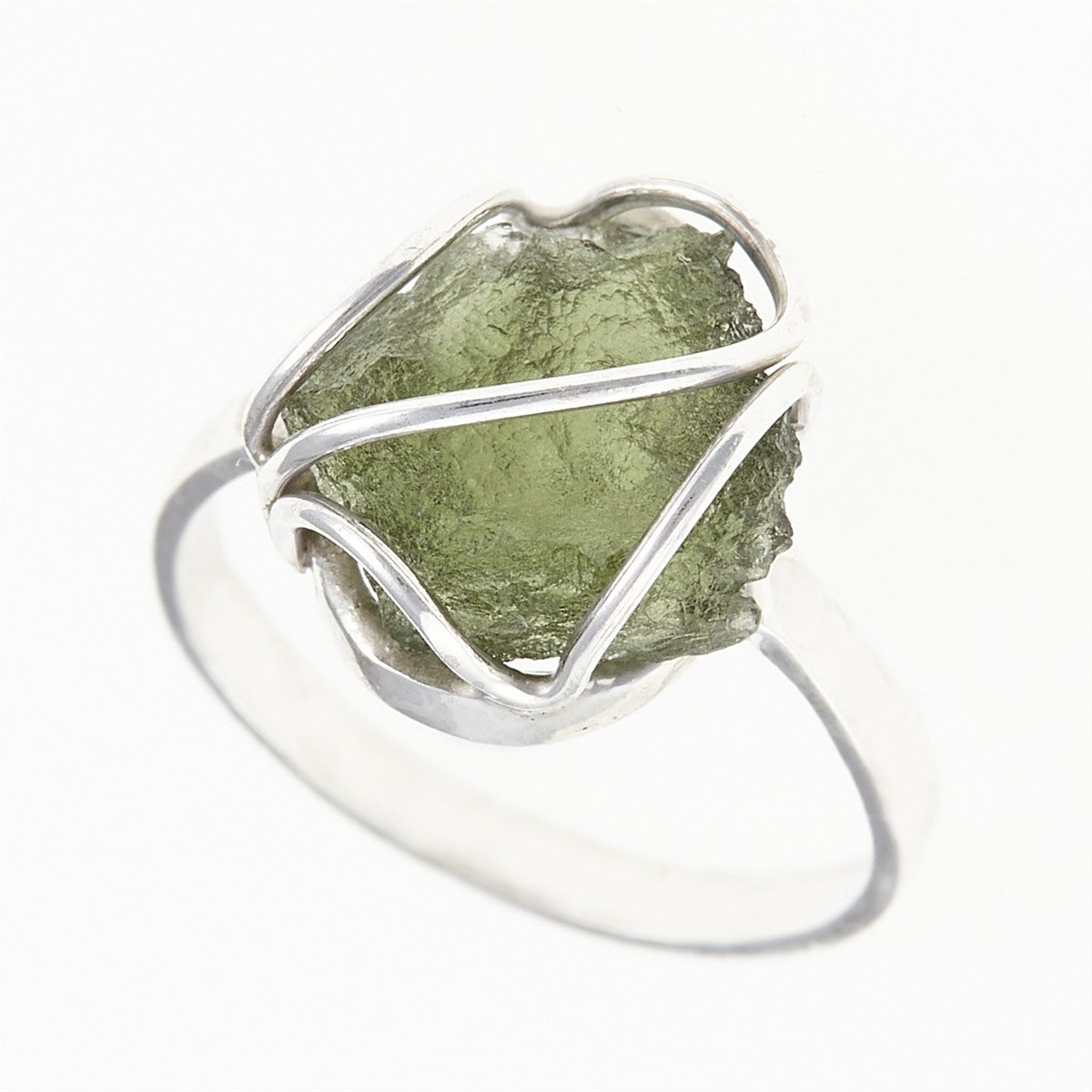 Anello in argento rodiato con moldavite grezza verde oliva traslucida di Besednice Nord, montatura a fili incrociati