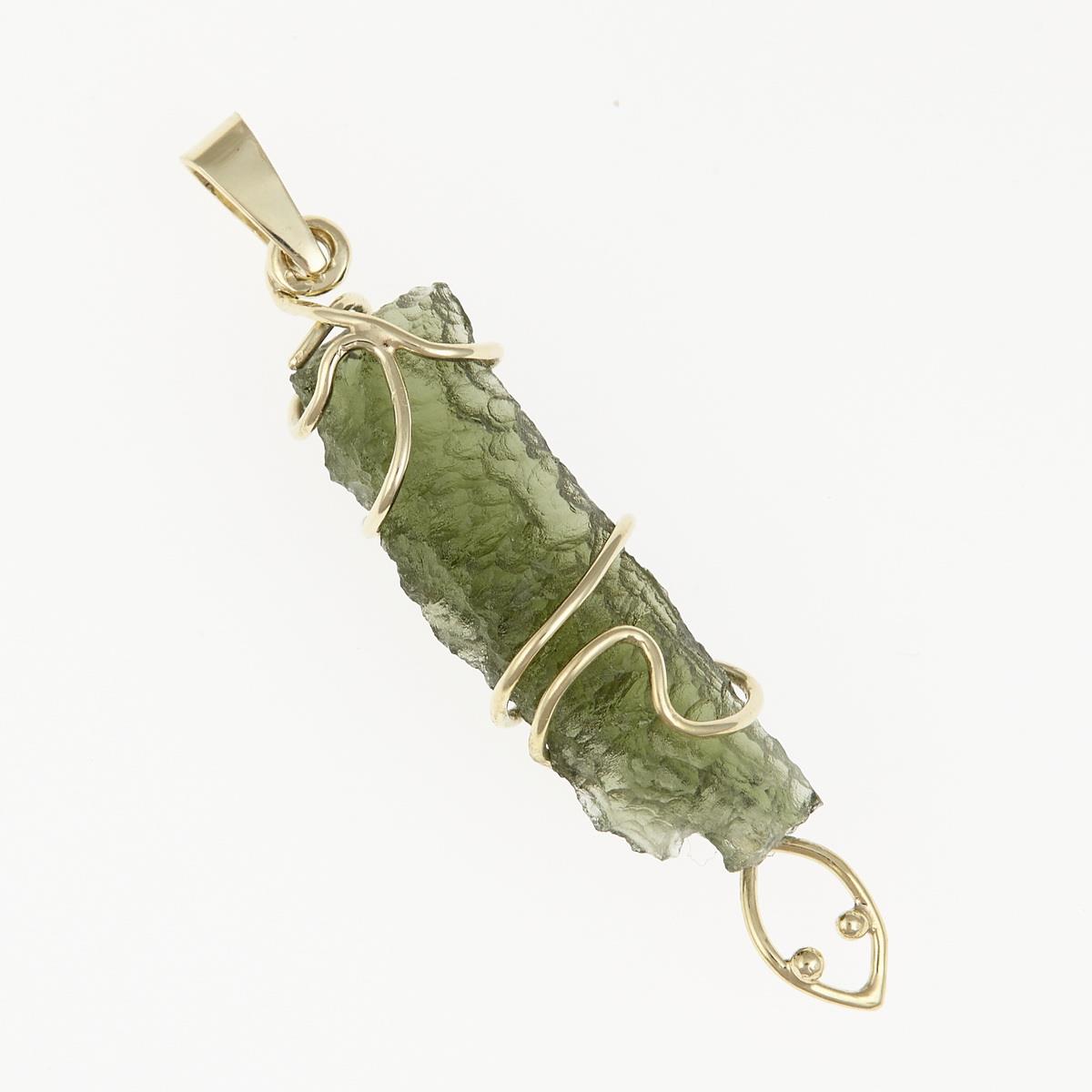 Pendente in moldavite verde con montatura in oro giallo a forma di serpente avvolto attorno alla pietra