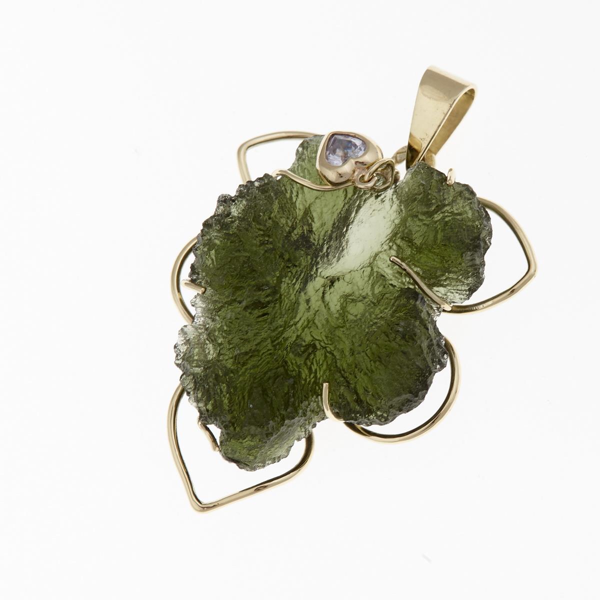 Pendente in oro giallo con moldavite grezza verde a forma di foglia e piccolo zircone chiaro
