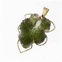 Ciondolo in oro con moldavite e zirconi - foglia 759