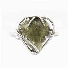 Anello in argento con pietra naturale moldavite - Cuore 008