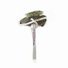 Anello in argento con pietra naturale moldavite - Cuore 008
