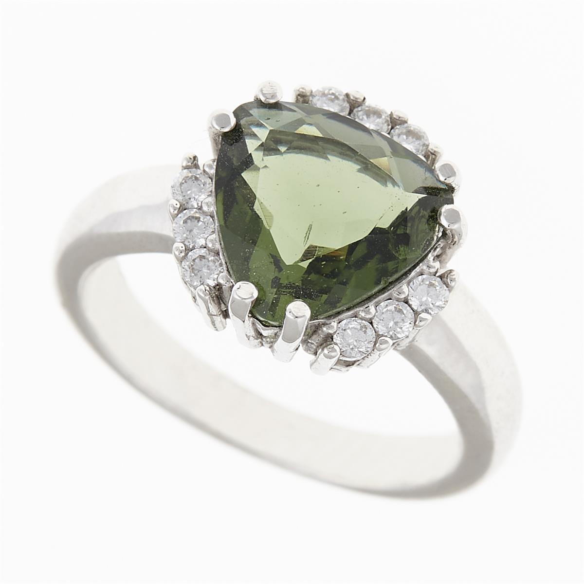 Anello in argento rodiato con moldavite verde triangolare sfaccettata circondata da zirconi