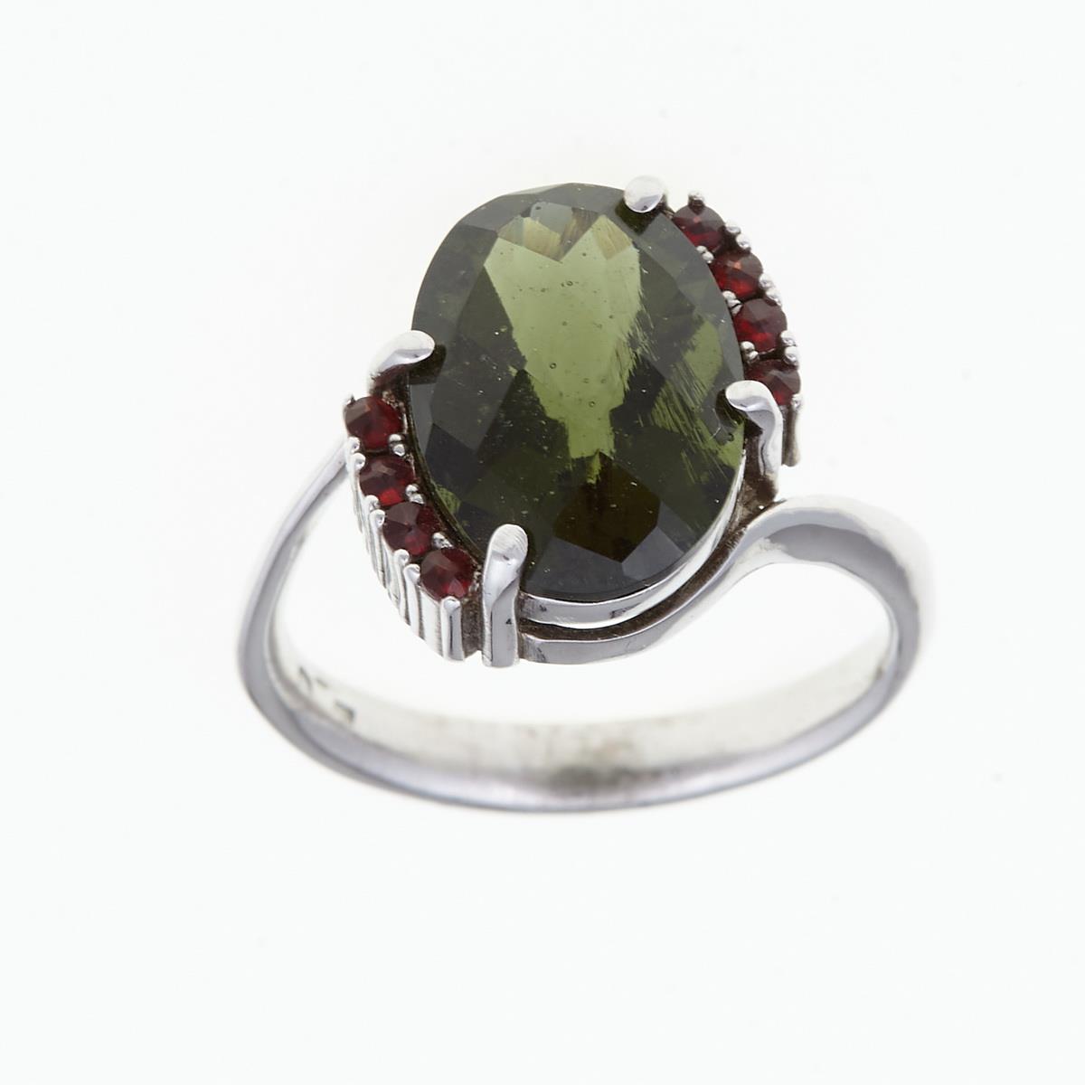 Anello in argento rodiato con moldavite ovale faccettata verde e fila laterale di piccoli granati rossi
