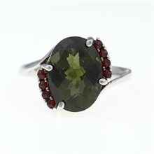 Anello in argento con moldavite e granati 092G