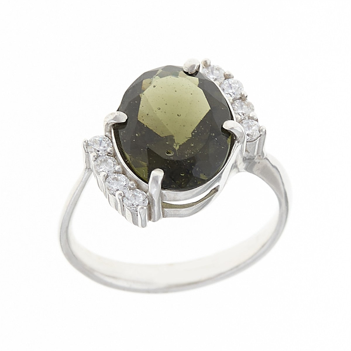 Anello in argento rodiato con moldavite ovale verde oliva e file di zirconi laterali