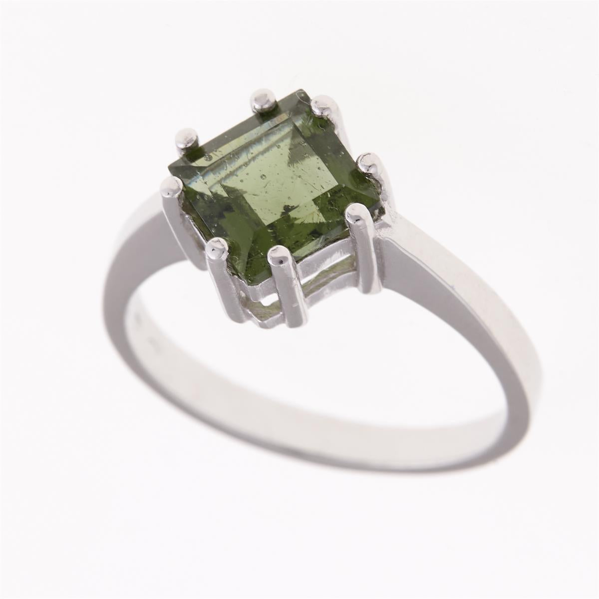Anello in argento rodiato con moldavite verde quadrata tenuta da sei griffe, bolle interne visibili