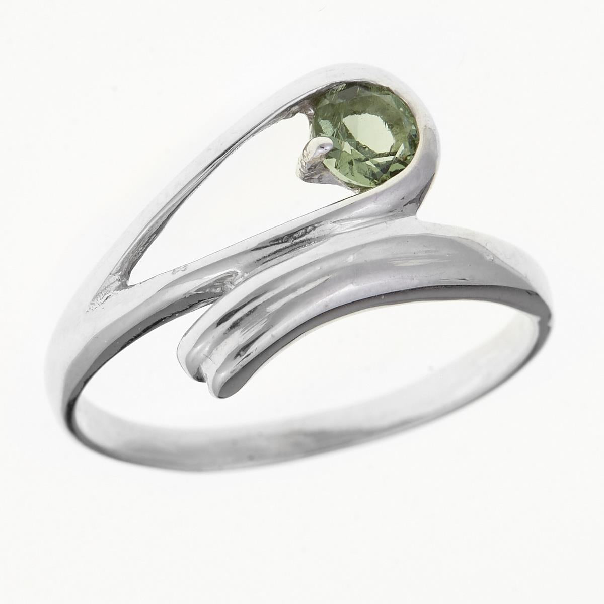 Anello in argento rodiato con moldavite verde chiara tonda, fascia asimmetrica a due bracci incrociati