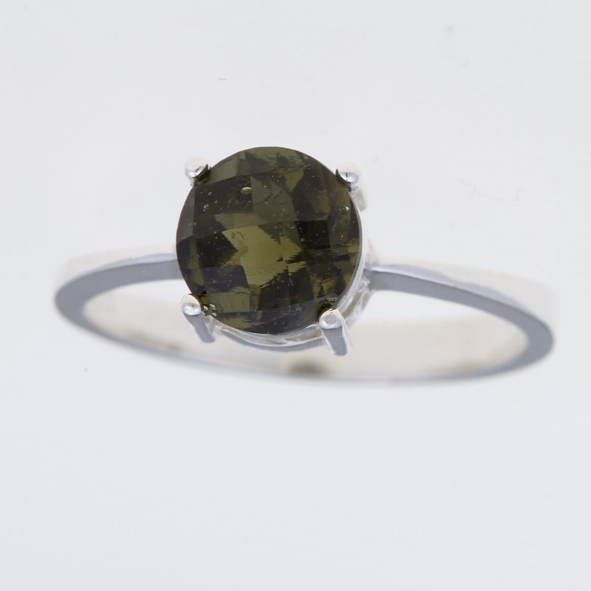 Anello in argento rodiato con moldavite verde tonda sfaccettata a scacchiera, montata su quattro griffe