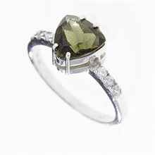 Anello in argento con moldavite e zirconi 113
