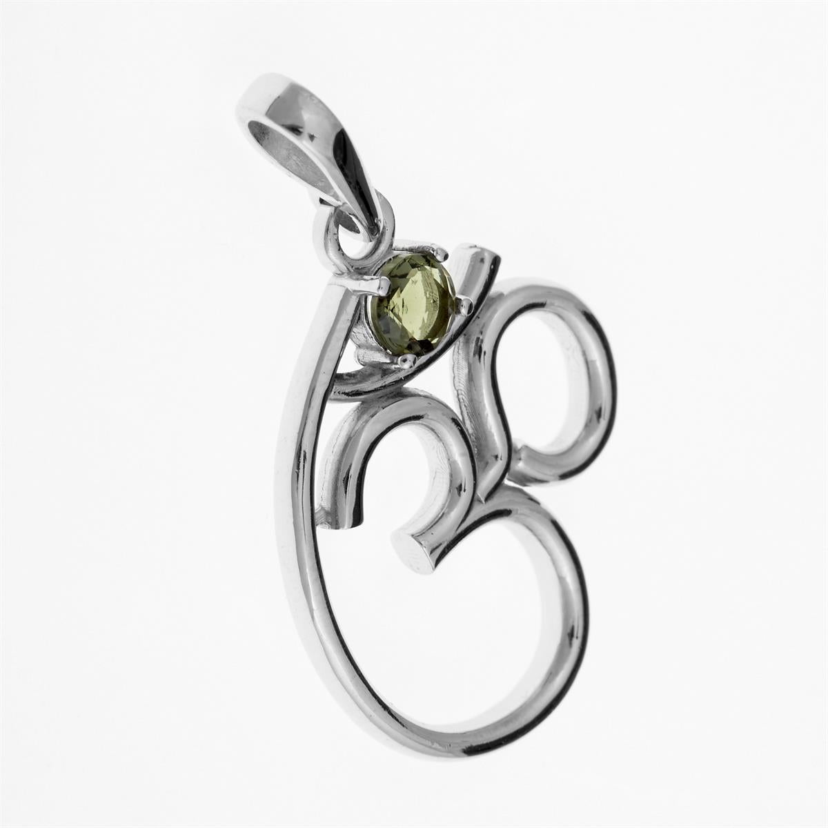 Pendente Om in argento rodiato con moldavite ovale faccettata verde oliva incastonata a griffe