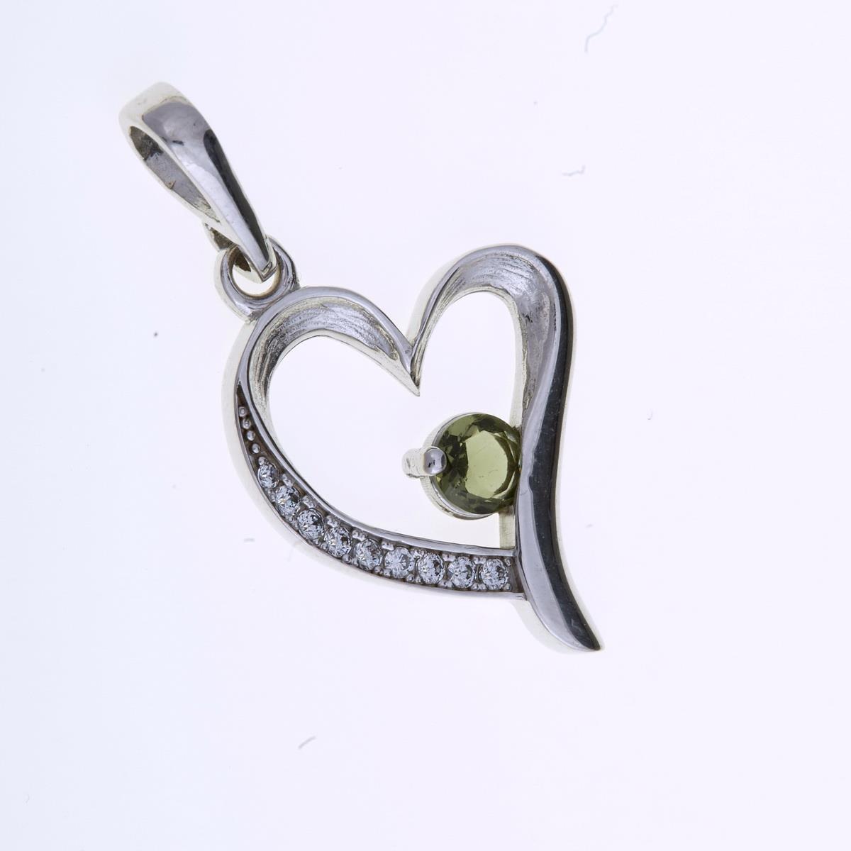 Pendente a cuore in argento rodiato con moldavite verde faccettata al centro e fila di zirconi su un lato