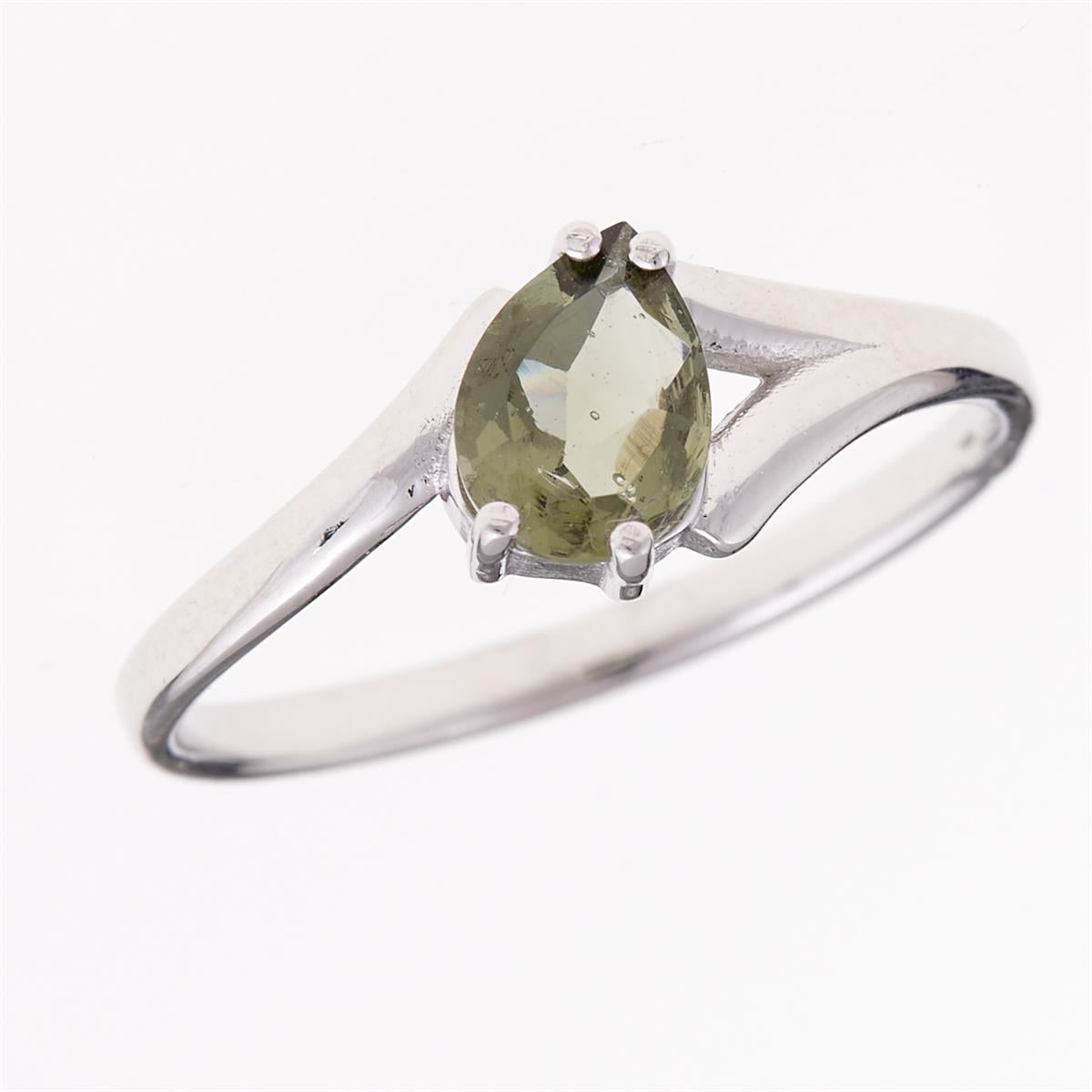 Anello in argento rodiato con moldavite a goccia sfaccettata verde oliva su montatura a bypass