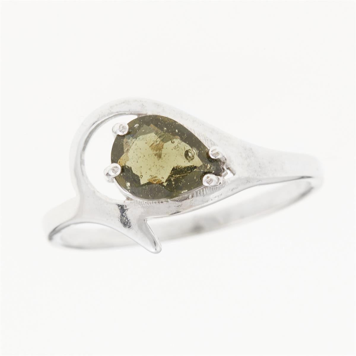 Anello in argento rodiato con moldavite a goccia verde oliva su montatura asimmetrica aperta