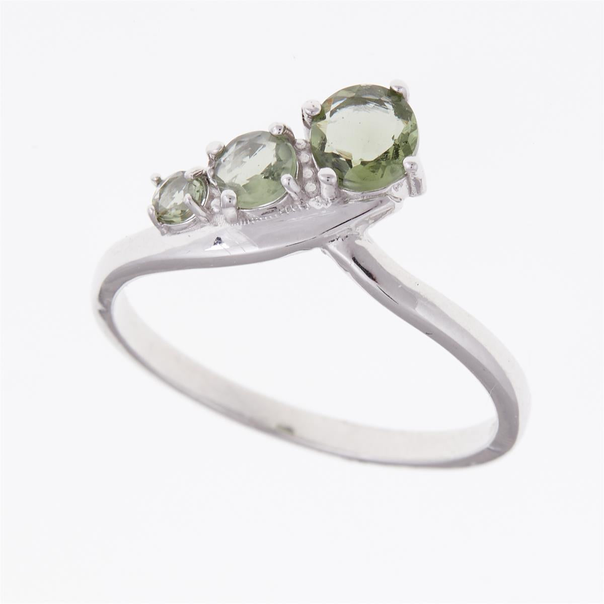 Anello in argento rodiato con tre moldaviti tonde verdi disposte in diagonale in dimensioni crescenti