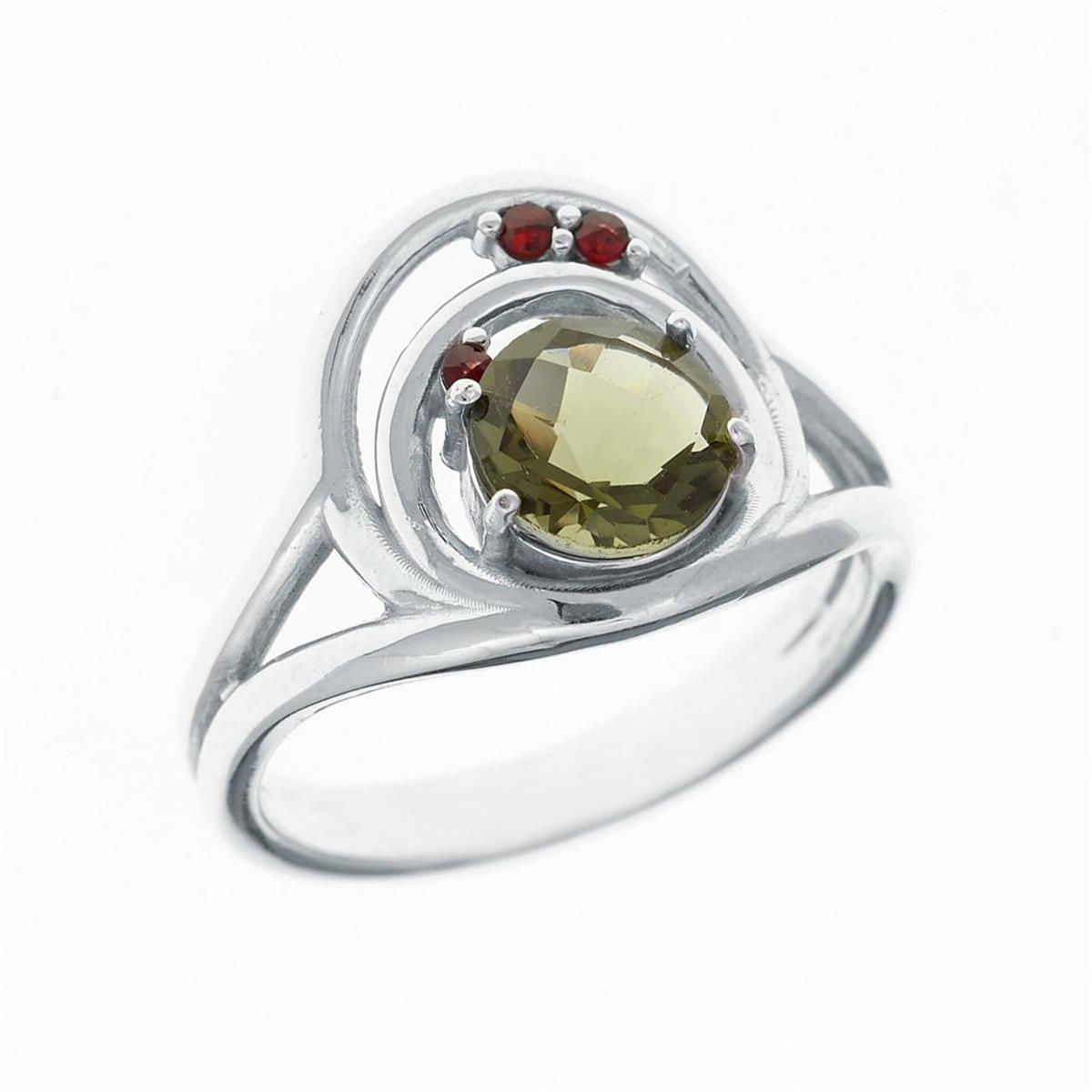Anello in argento rodiato con moldavite ovale verde oliva e tre piccoli granati rossi