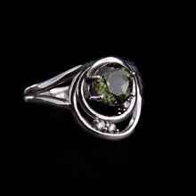 Anello in argento con moldavite e zirconi 285