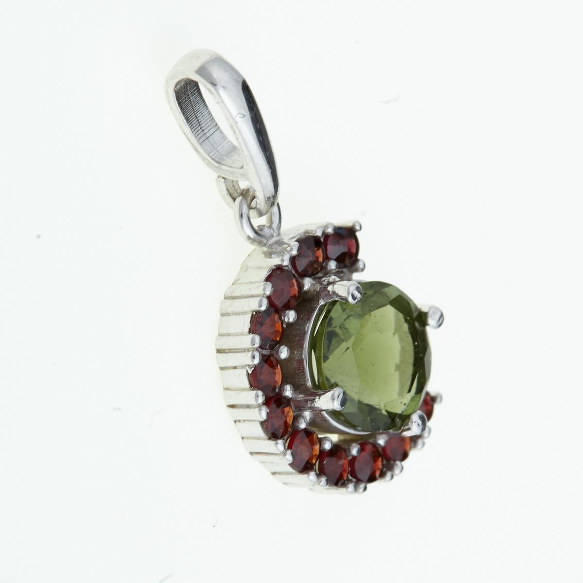Pendente in argento rodiato con moldavite faccettata verde tonda e corona di granati rossi