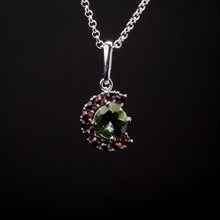 Ciondolo in argento con moldavite e granati 289G