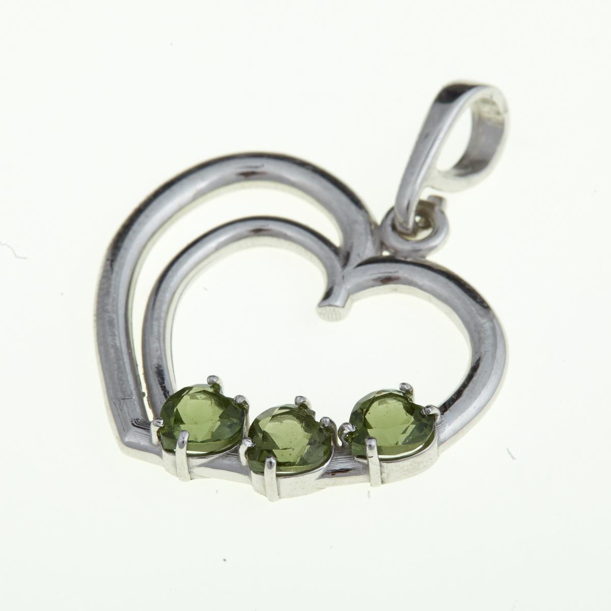Pendente a cuore in argento rodiato con tre moldaviti faccettate verdi a forma di cuore