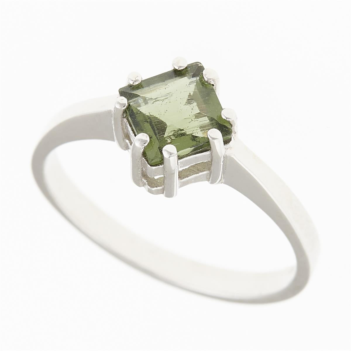 Anello in argento 925 con moldavite verde di taglio quadrato tenuta da otto griffe