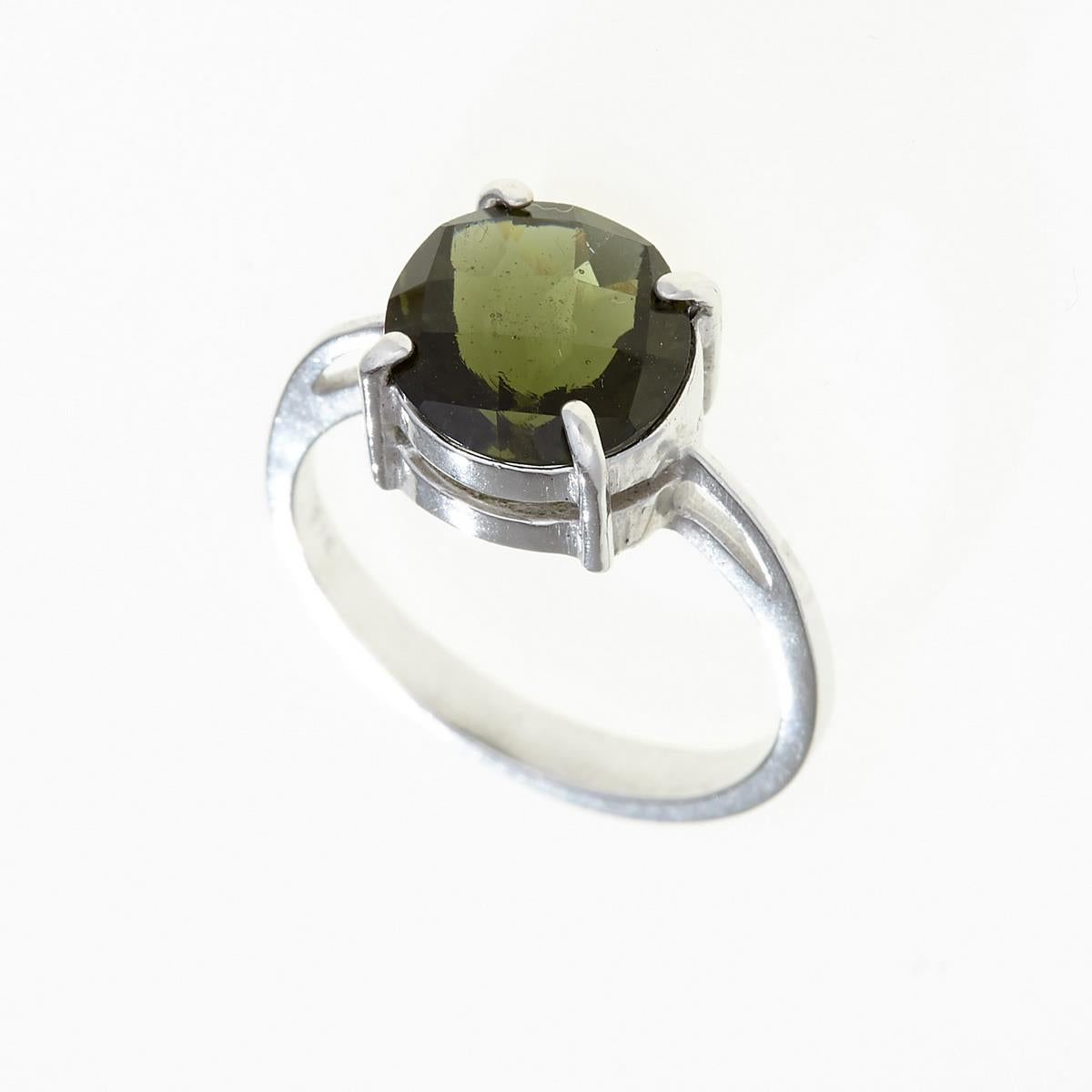 Anello in argento rodiato con moldavite grezza rotonda verde oliva su quattro griffe