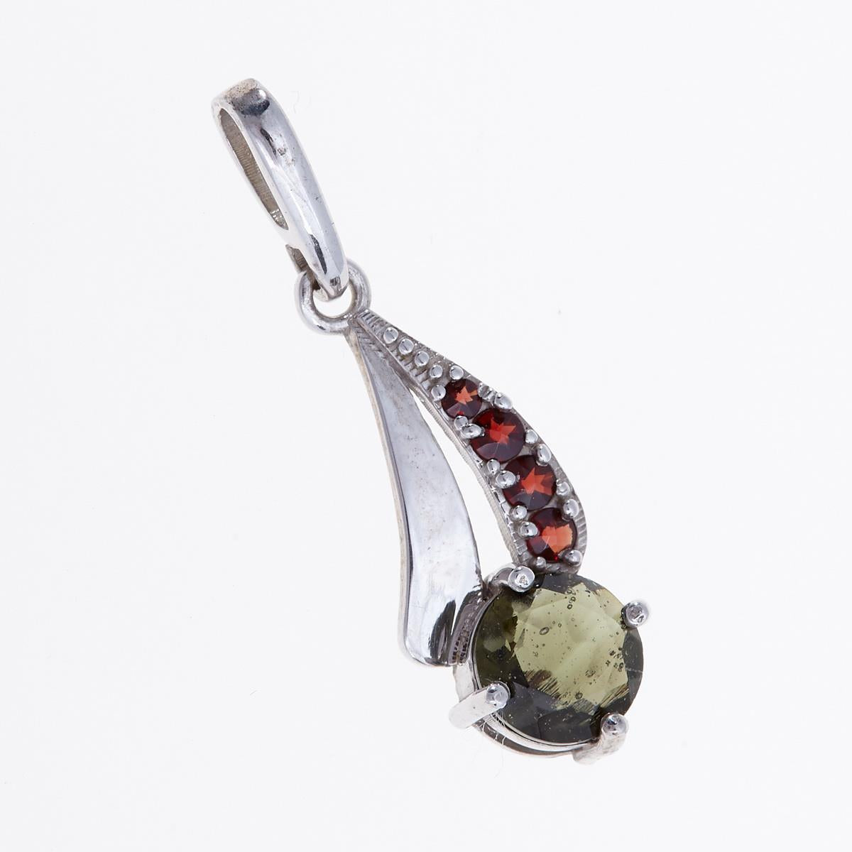 Pendente in argento rodiato a goccia con moldavite tonda faccettata verde oliva e quattro granati rossi