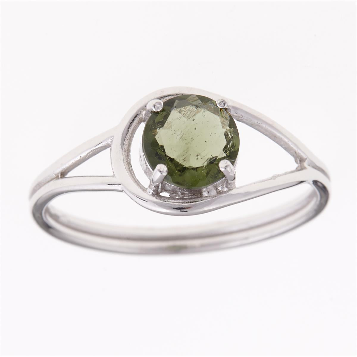 Anello in argento rodiato con moldavite verde oliva tonda su quattro griffe e gambo sdoppiato
