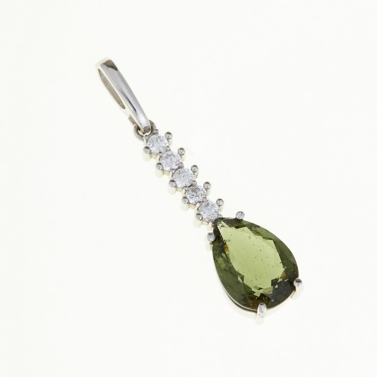 Pendente in argento rodiato con moldavite faccettata a goccia verde e cinque zirconi in fila