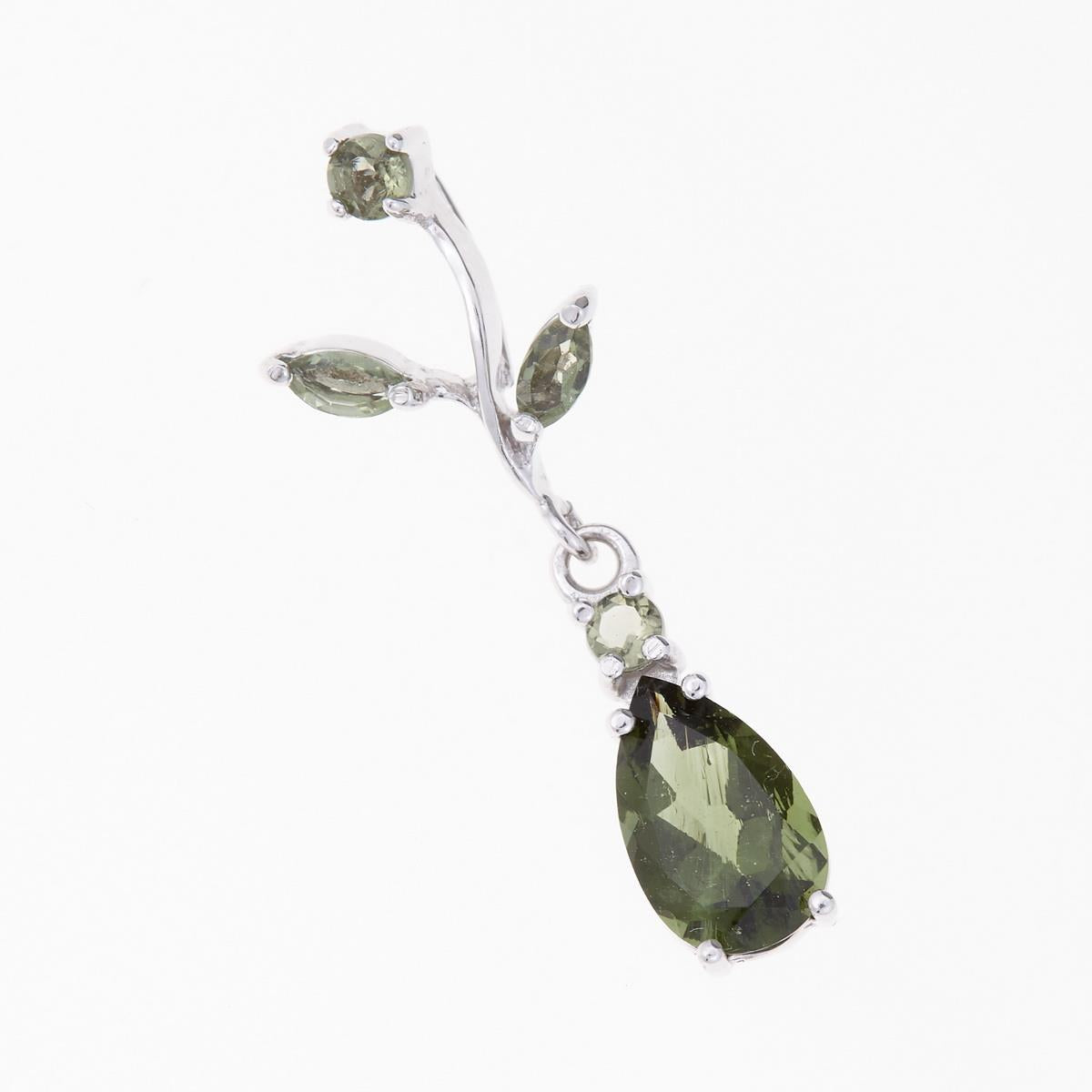Pendente in argento rodiato a forma di rametto con quattro moldaviti verdi e goccia sfaccettata pendente