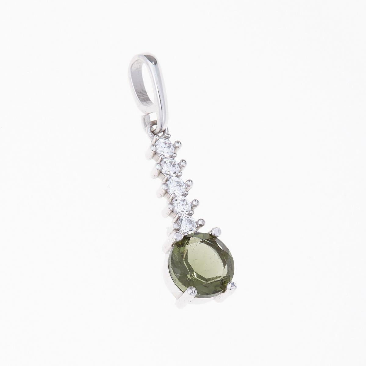 Pendente in argento rodiato con moldavite faccettata rotonda verde oliva e cinque zirconi in fila diagonale