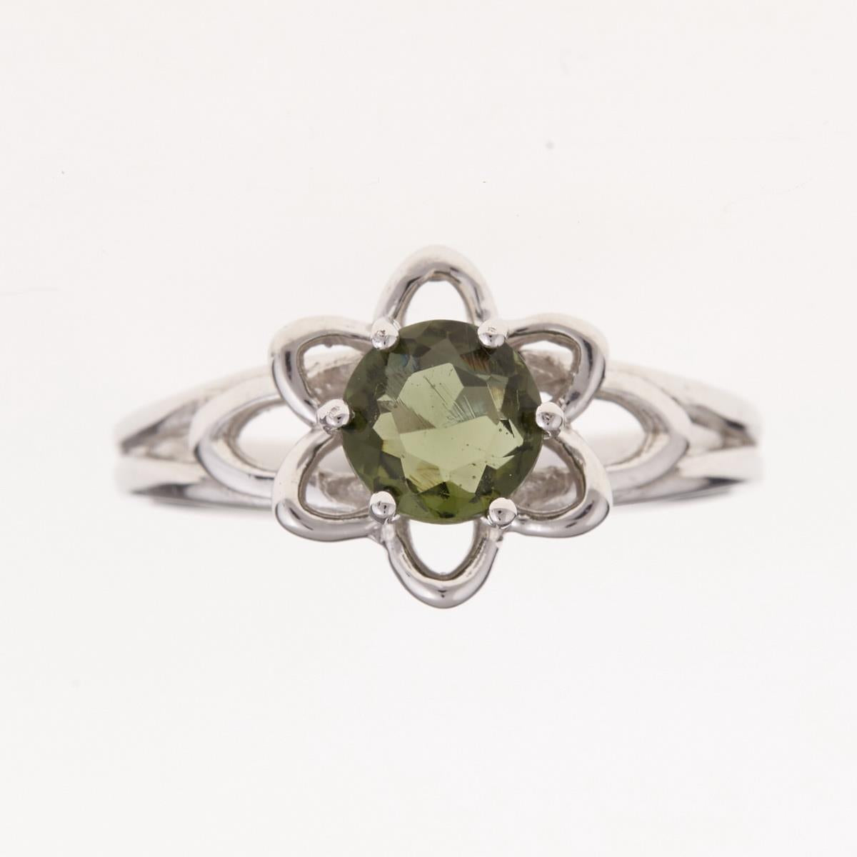 Anello in argento 925 con moldavite verde oliva sfaccettata in castone a forma di fiore a sei petali