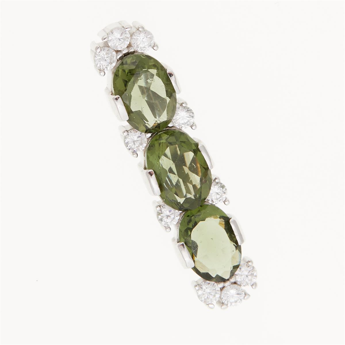 Pendente in argento rodiato con tre moldaviti ovali faccettate verde oliva e zirconi incolori