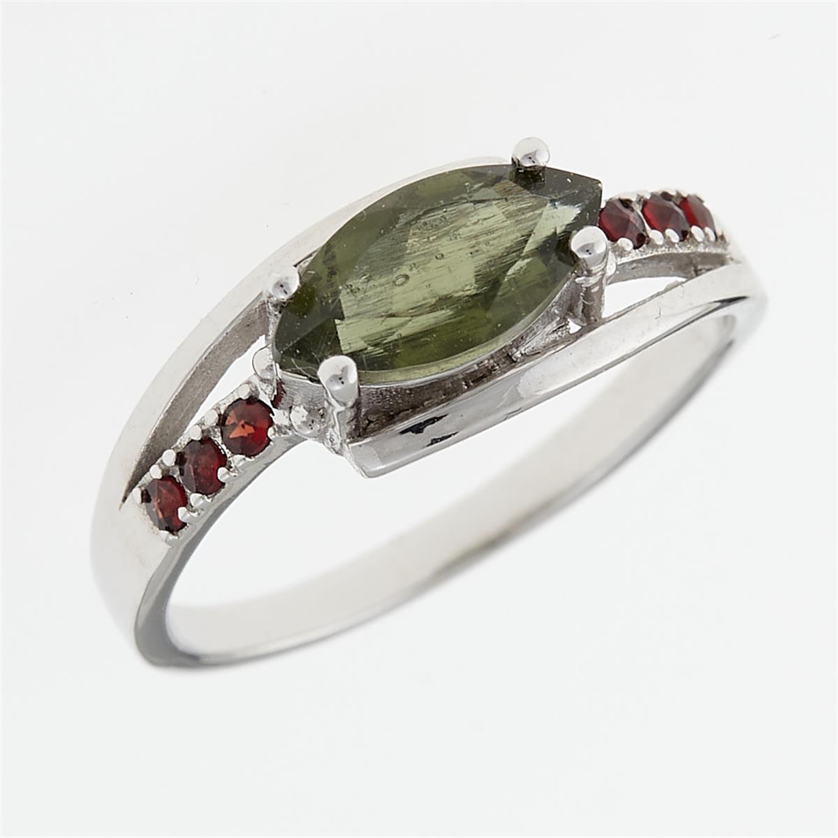 Anello in argento rodiato con moldavite verde a navetta e sei granati rossi laterali