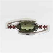 Anello in argento con moldavite e granati 624G