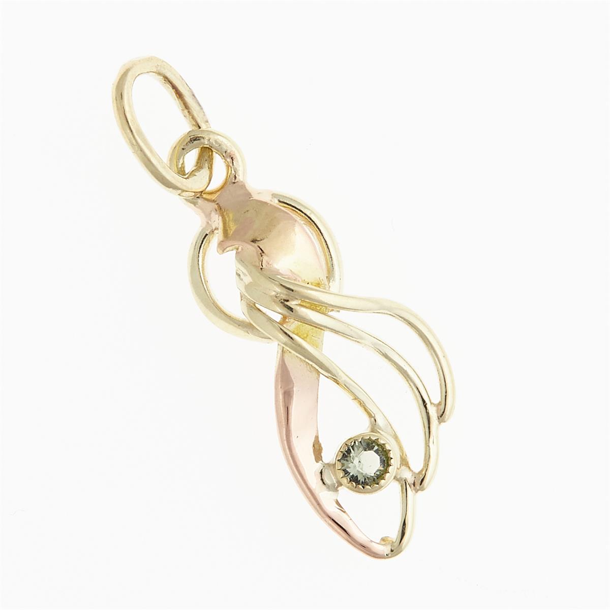 Pendente in oro giallo con fili intrecciati e moldavite faccettata verde incastonata alla base