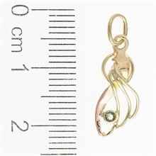 Golden pendant with moldavite 085