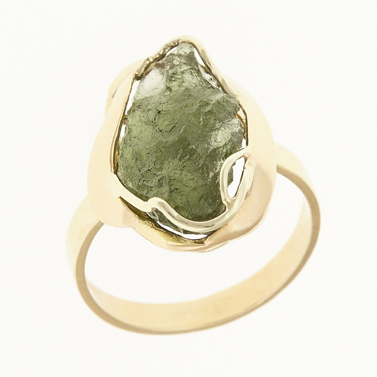 Anello in oro giallo con moldavite grezza verde oliva a forma di goccia, superficie corrosa e volute laterali