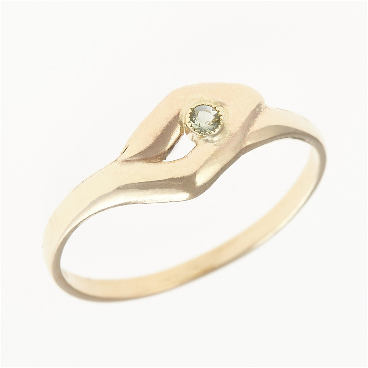 Anello in oro giallo con moldavite verde chiaro in castone a griffe, fascia asimmetrica a due lobi