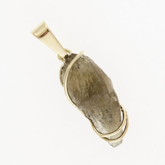 Pendente in oro con natural moldavite 071