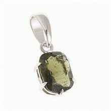 Silver pendant with moldavite 31