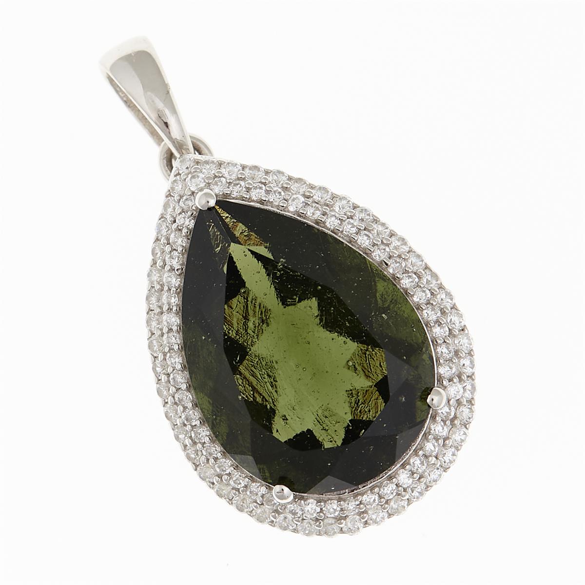 Pendente a goccia con moldavite faccettata verde oliva e doppio contorno di zirconi su argento rodiato
