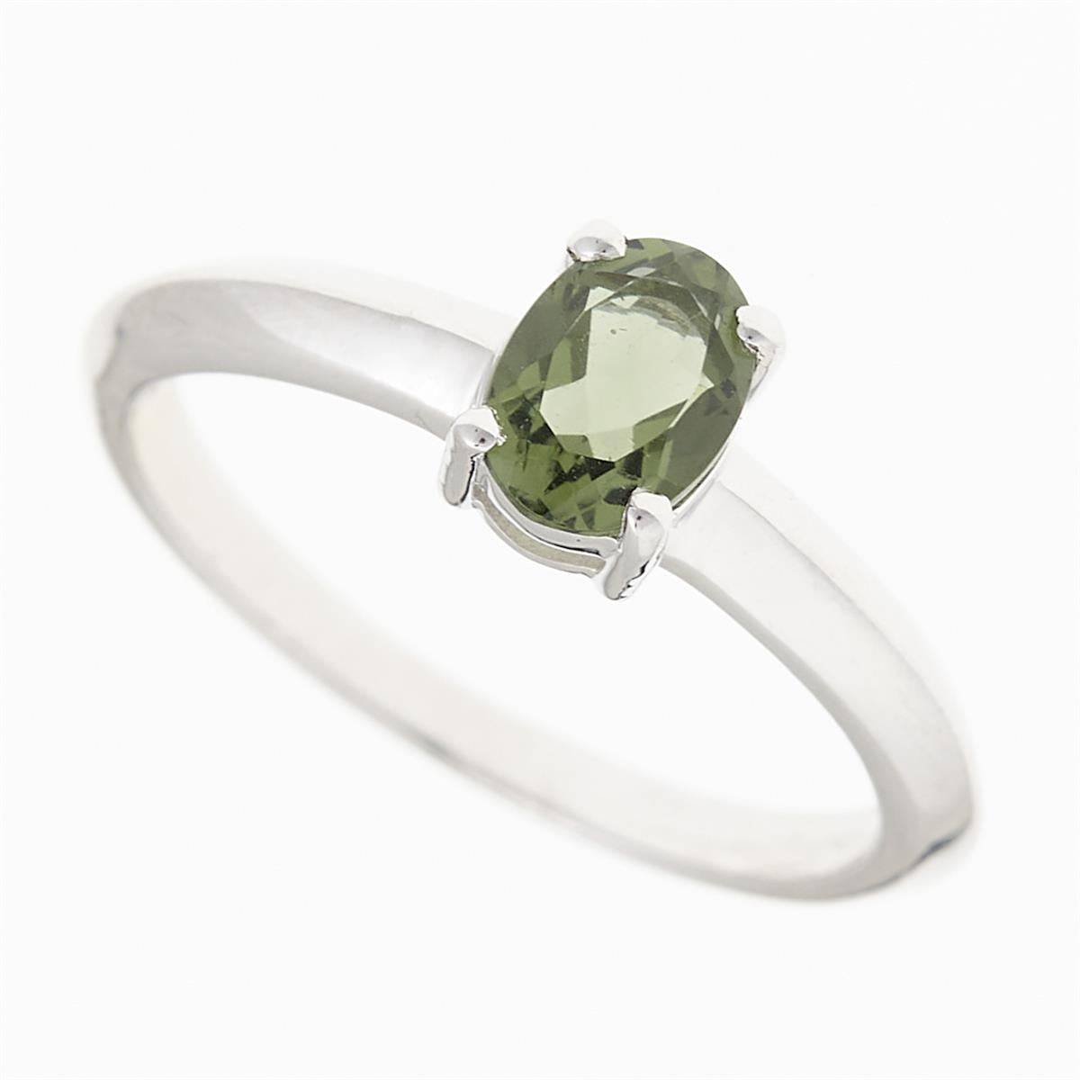 Anello in argento rodiato con moldavite ovale verde oliva trasparente su quattro griffe