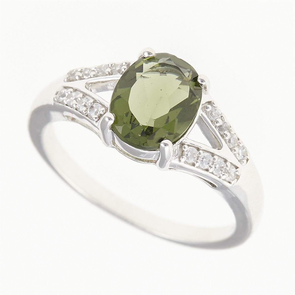 Anello in argento rodiato con moldavite ovale verde oliva e due file di zirconi sulle spalle