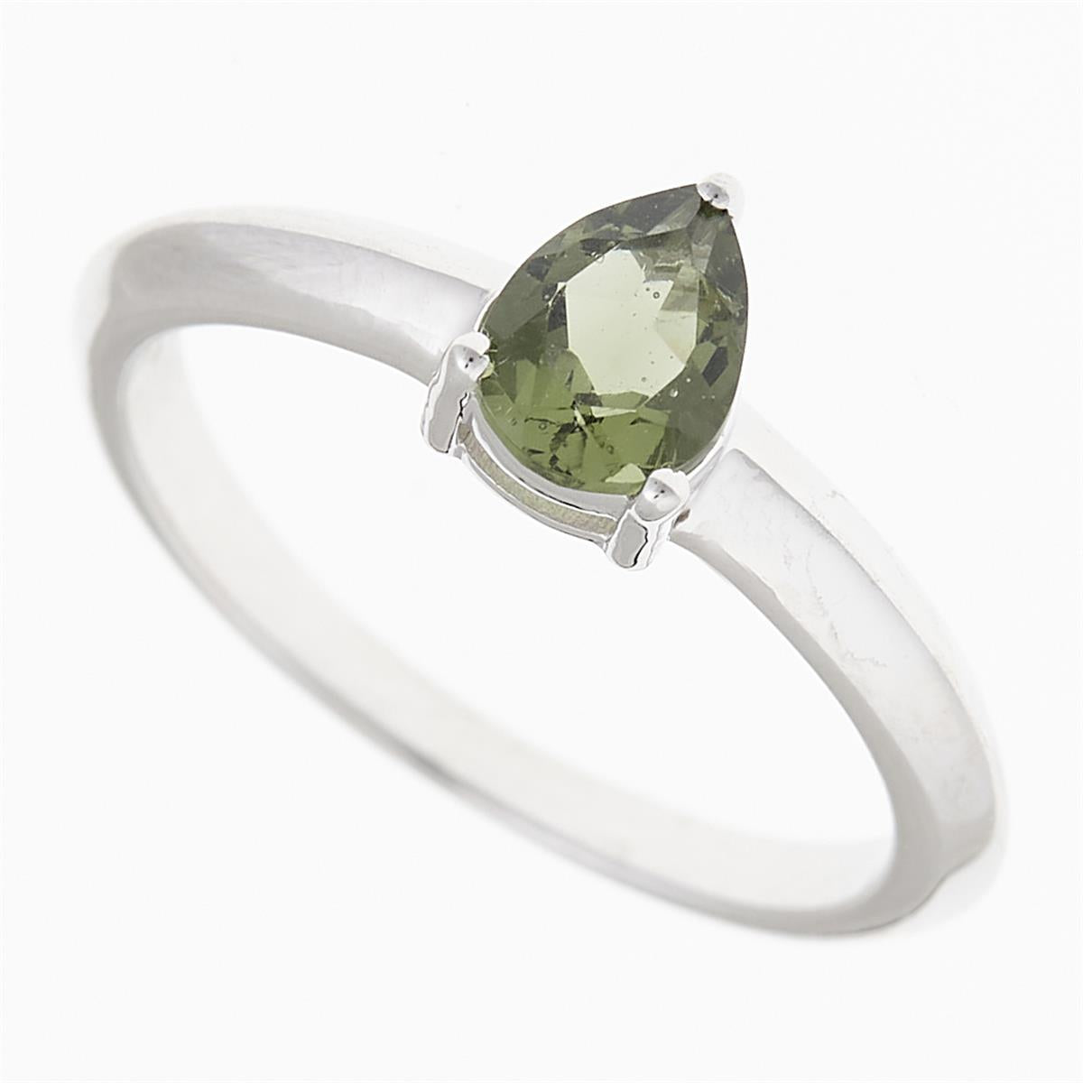 Anello in argento rodiato con moldavite verde a goccia sfaccettata montata su quattro griffe