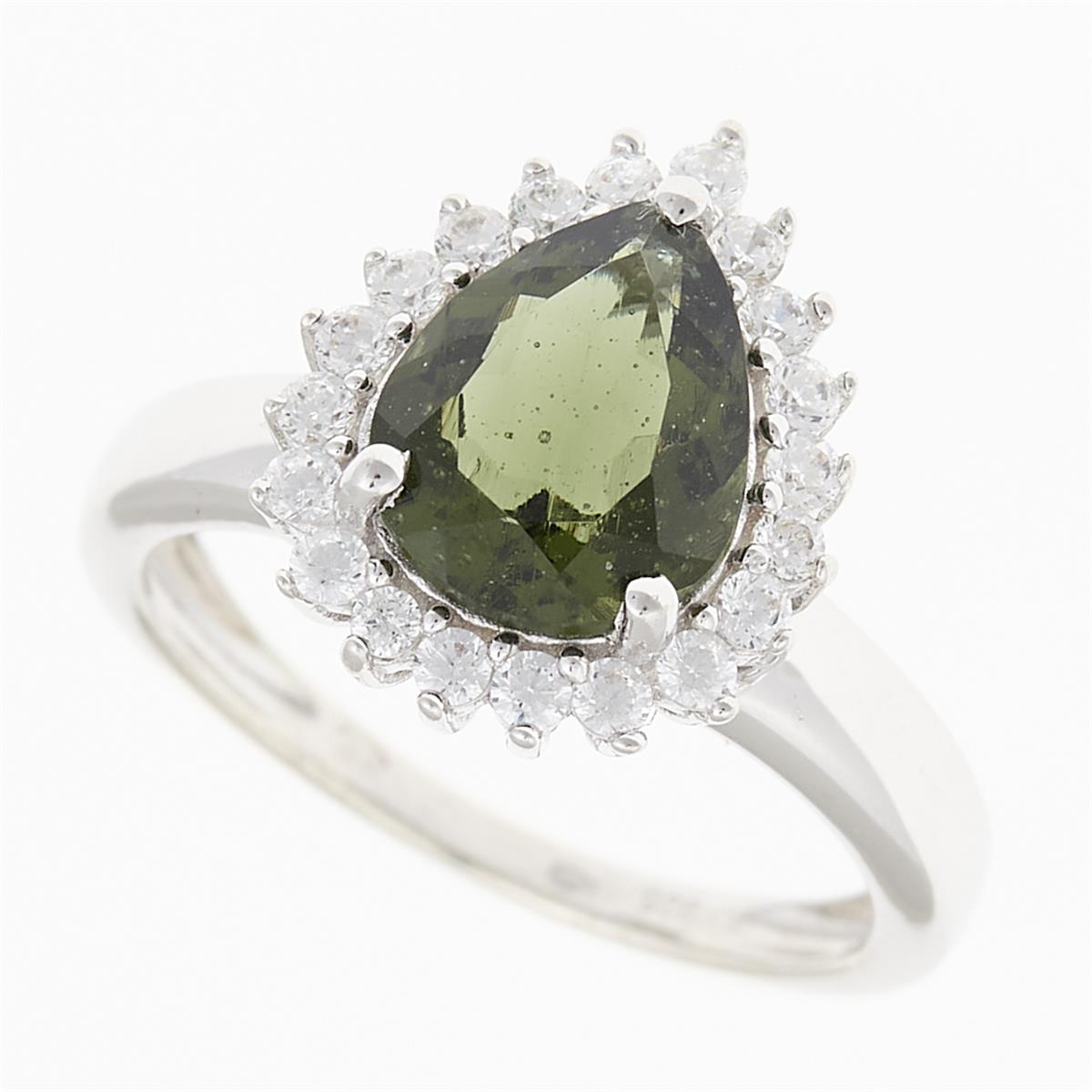 Anello in argento rodiato con moldavite a goccia verde oliva circondata da una raggiera di zirconi